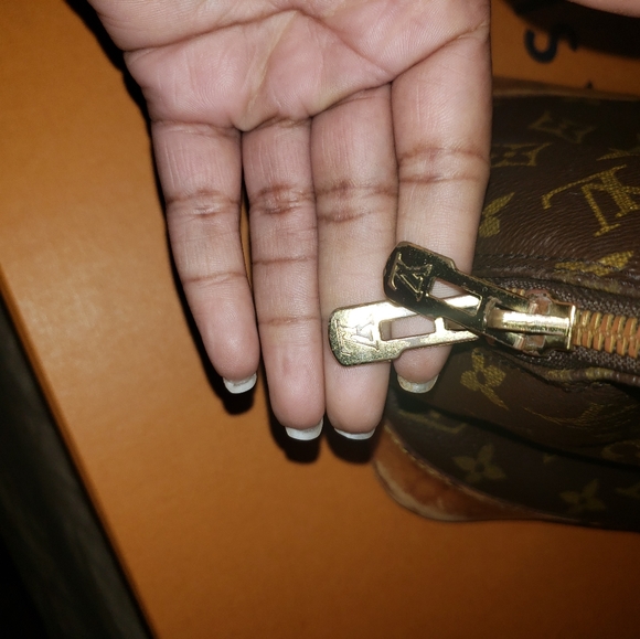 SOLD!!! authentic Louis Vuitton Monogram Alma - Picture 3 of 8